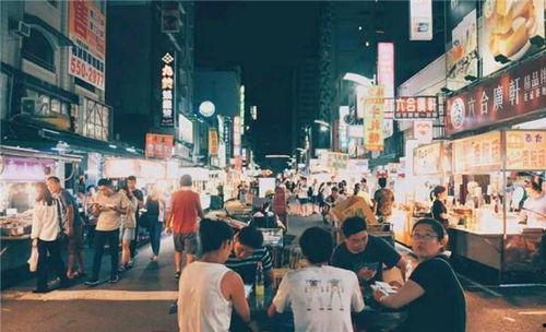 李村夜市现场吃瓜,街头美食盛宴一网打尽